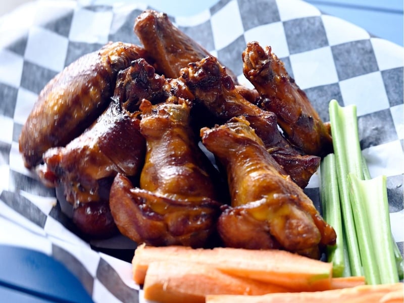 Chicken wings with fresh veggies