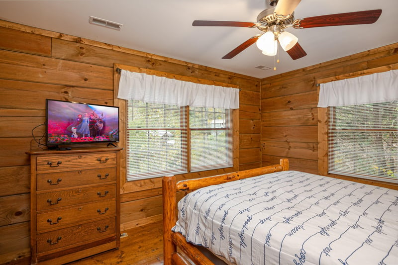 Bedroom Flat Screen on Dresser at Tammys Place At Baskins Creek