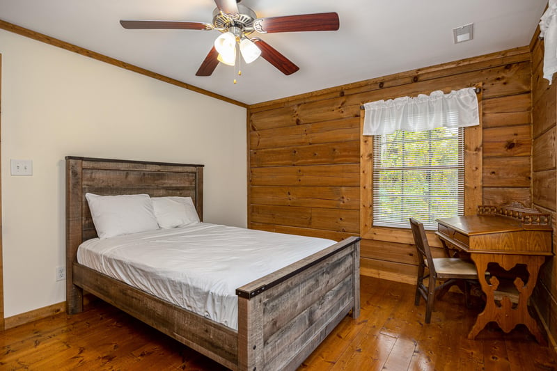 Bedroom with Desk and chair at Tammys Place At Baskins Creek