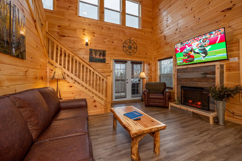 Living room at Mountain Pool  Paradise, a 3 bedroom cabin rental located in Pigeon Forge