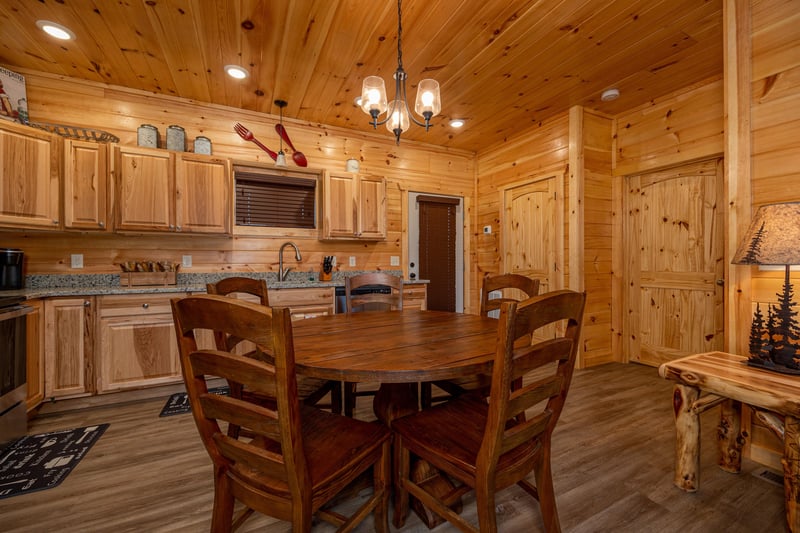 Kitchen table at Mountain Pool  Paradise, a 3 bedroom cabin rental located in Pigeon Forge