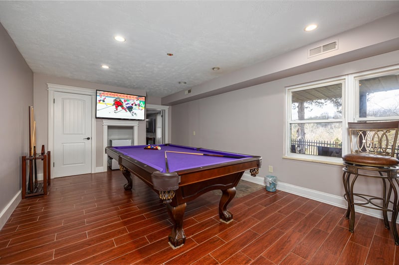 Pool table at Hoop Dreams Lodge