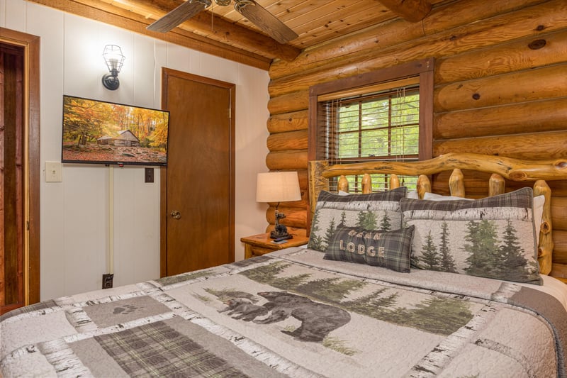 Bedroom with flat screen tv at Moonlit Mountain Lodge