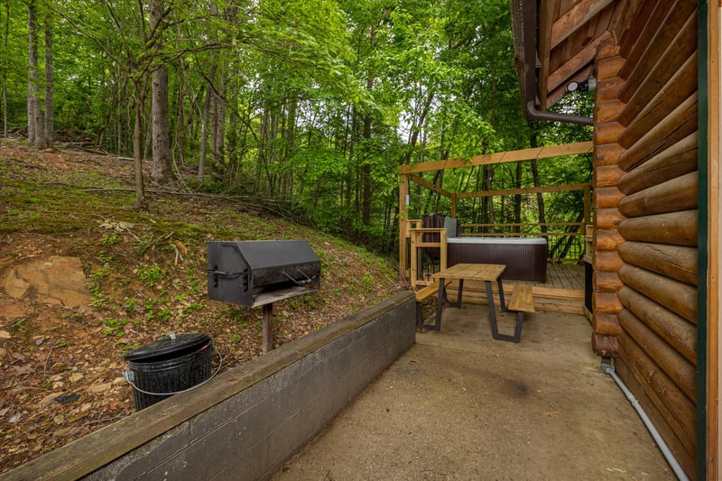 Picnic table at Moonlit Mountain Lodge