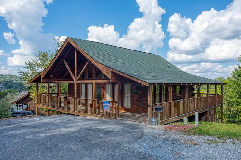 Flat parking and the main entrance at Bear Country, a 3bedroom cabin rental located in Pigeon Forge