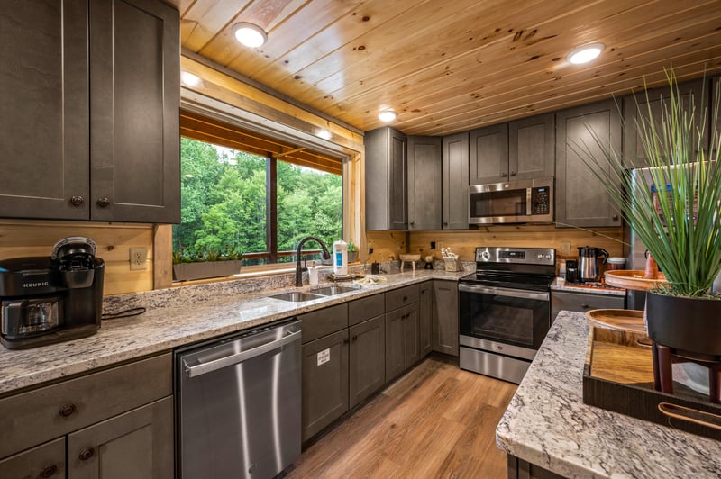 at flashy splashy lodge a 4 bedroom cabin rental located in gatlinburg