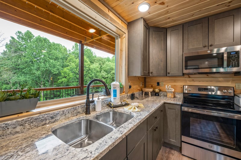 at flashy splashy lodge a 4 bedroom cabin rental located in gatlinburg