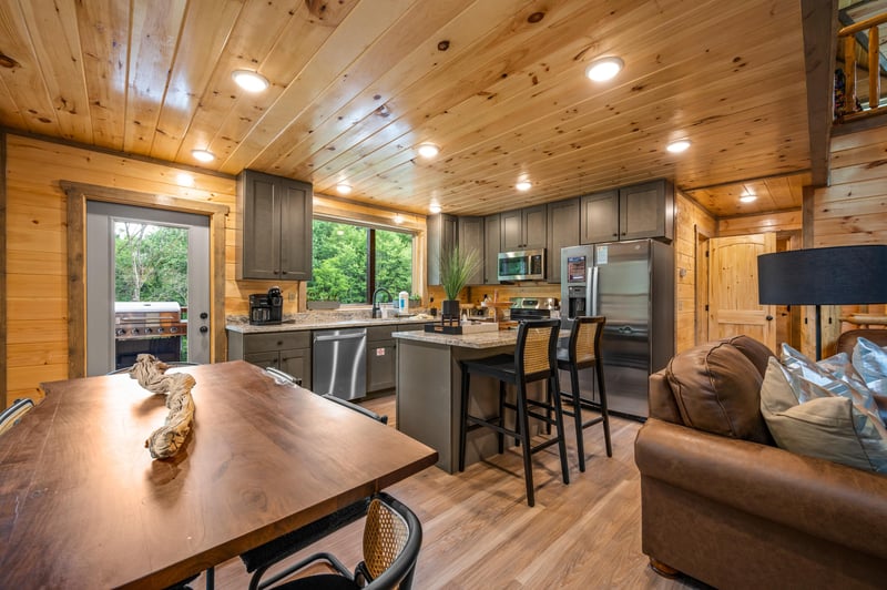 at flashy splashy lodge a 4 bedroom cabin rental located in gatlinburg