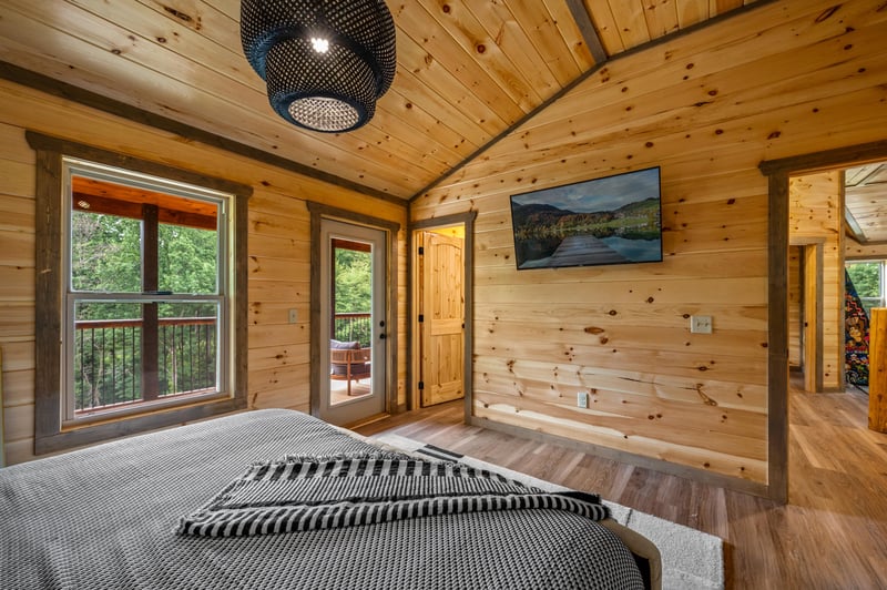 at flashy splashy lodge a 4 bedroom cabin rental located in gatlinburg