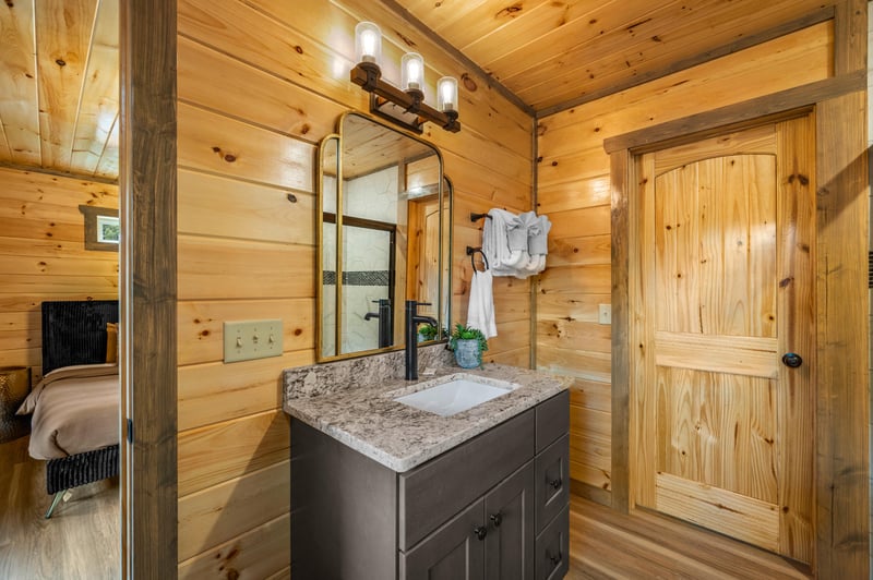 at flashy splashy lodge a 4 bedroom cabin rental located in gatlinburg