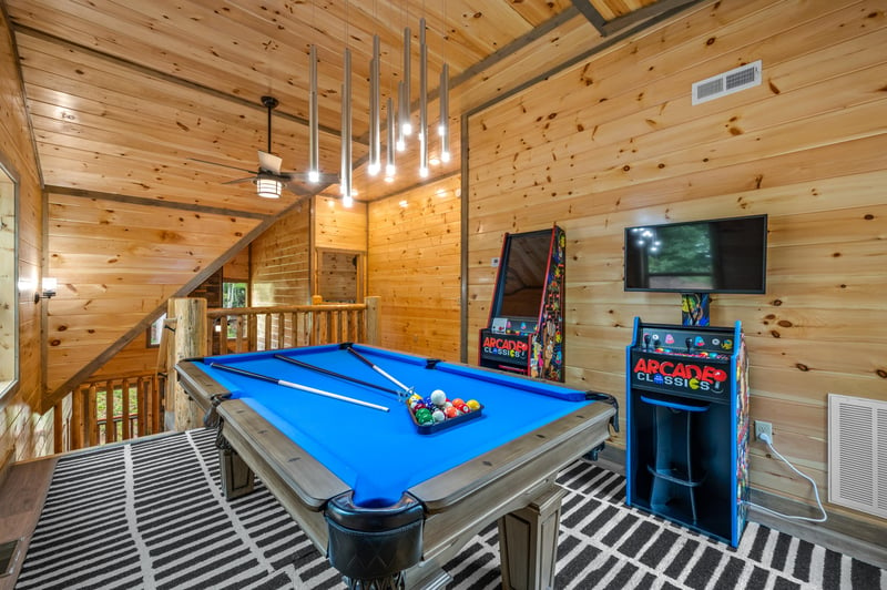 at flashy splashy lodge a 4 bedroom cabin rental located in gatlinburg