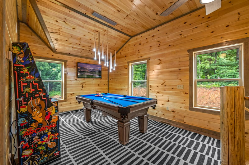 at flashy splashy lodge a 4 bedroom cabin rental located in gatlinburg