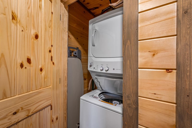 at flashy splashy lodge a 4 bedroom cabin rental located in gatlinburg