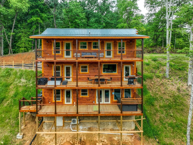 at flashy splashy lodge a 4 bedroom cabin rental located in gatlinburg