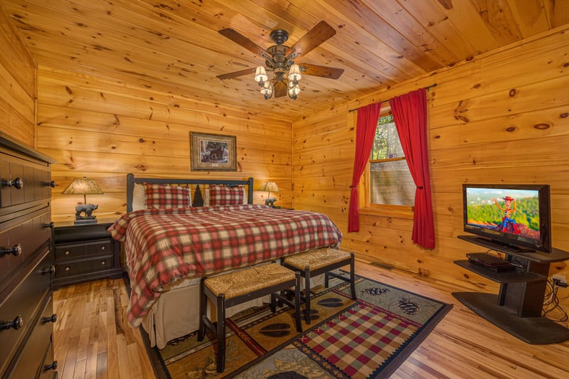 Queen bedroom at Moonbeams  Cabin Dreams, a 3 bedroom cabin rental located in Pigeon Forge