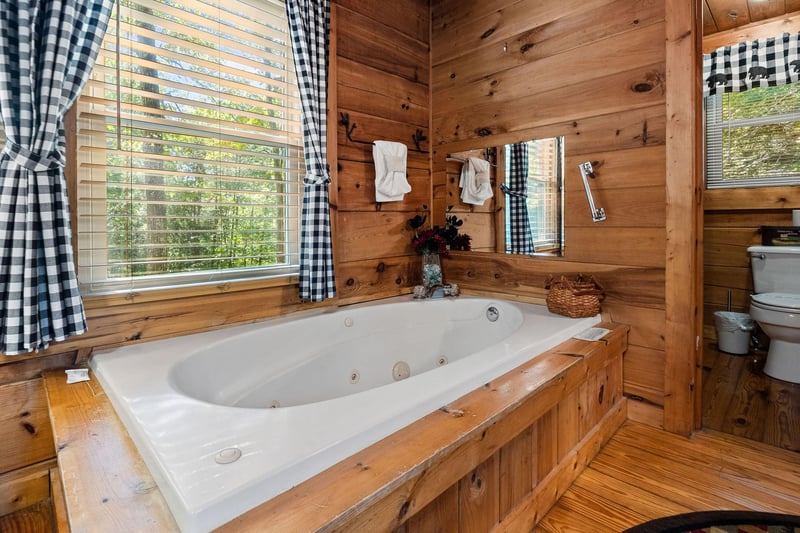 Jacuzzi tub in the first floor bedroom with an ensuite at Cloud 9, a 1bedroom cabin rental located in Pigeon Forge