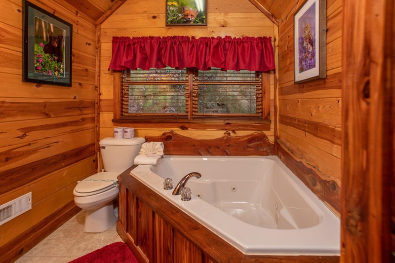 Corner jacuzzi at Moonshiners Ridge, a 1bedroom cabin rental located in Pigeon Forge