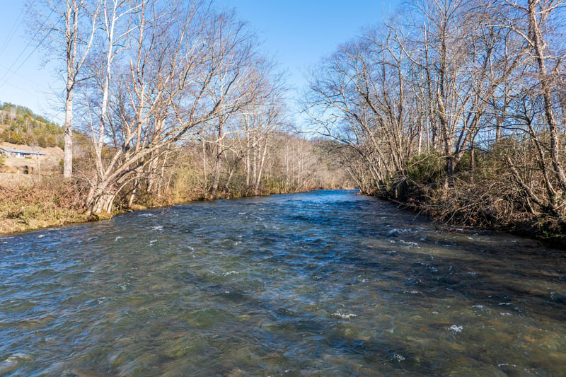 Near Moonshiners Ridge, a 1bedroom cabin rental located in Pigeon Forge