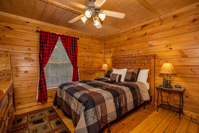 Master bedroom at Lincoln Logs, a 2 bedroom cabin rental located in Gatlinburg