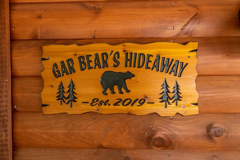 Sign at Gar Bears Hideaway, a 3 bedroom cabin rental located in Pigeon Forge