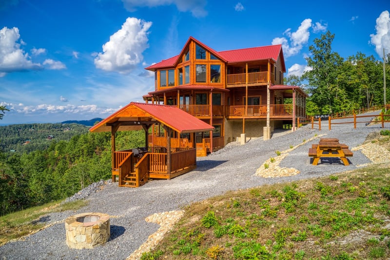 Picnic area and fire pit at Four Seasons Palace, a 5bedroom cabin rental located in Pigeon Forge