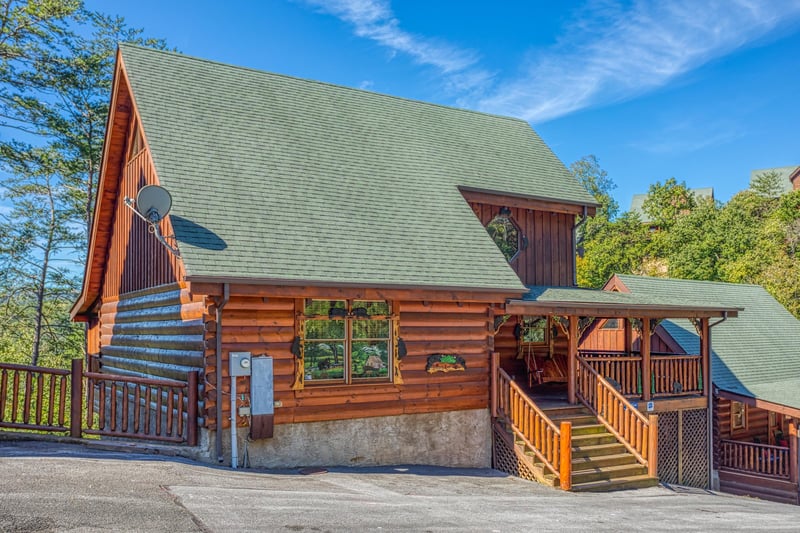 Front exterior view from the parking area at Bears Eye View, a 2bedroom cabin rental located in Pigeon Forge