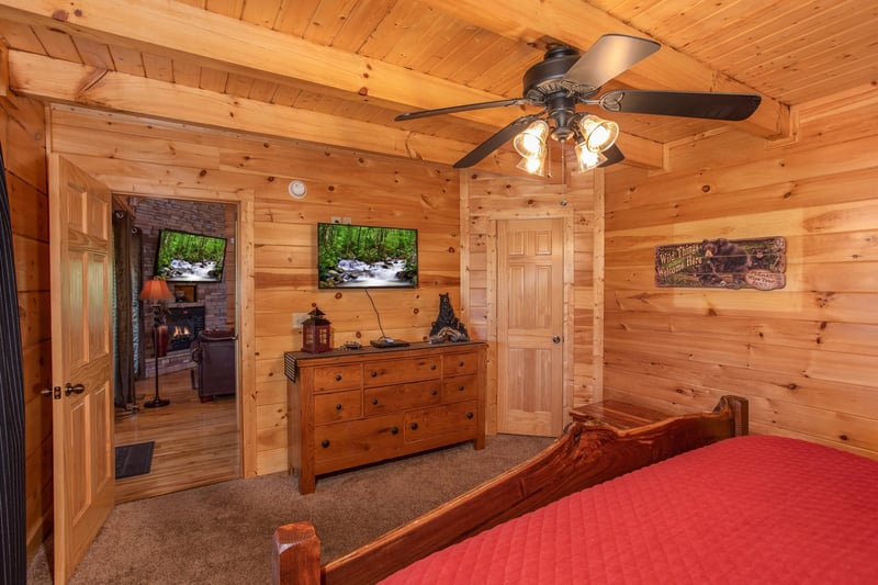 Wallmounted television and dresser at Bears Eye View, a 2bedroom cabin rental located in Pigeon Forge