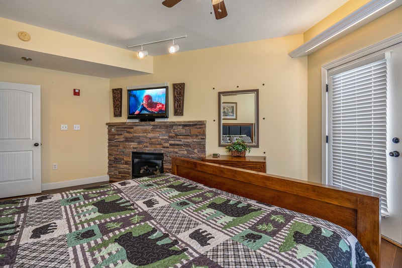 King room amenities at Heart of Gatlinburg, a 2 bedroom cabin rental located in Gatlinburg