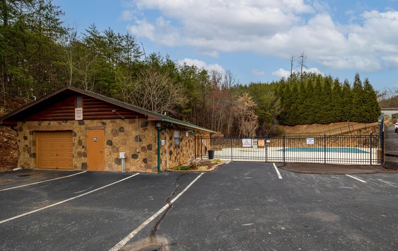 Starr Crest Resort Pool Parking