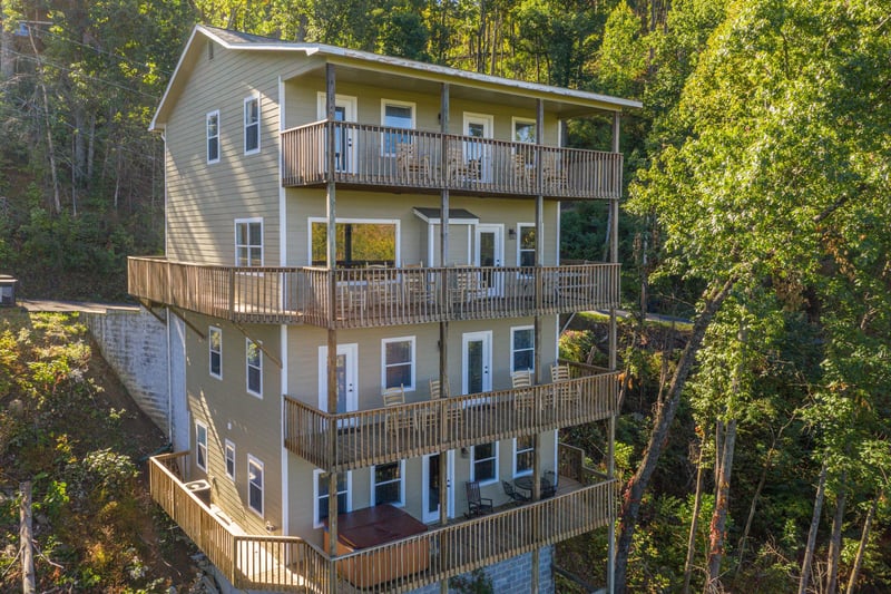 Le Bear Chalet, a 7 bedroom cabin rental located in Gatlinburg