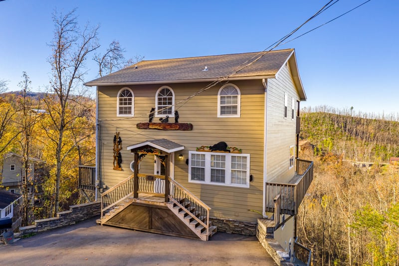 Le Bear Chalet, a 7 bedroom cabin rental located in Gatlinburg