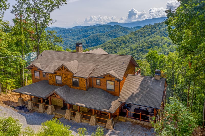 Black Bears  Biscuits Lodge, a 6 bedroom cabin rental located in Pigeon Forge